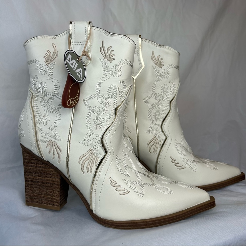 MIA Wendi Boots Women’s Size 8.5 Off White W/ Gold Trim Short Western bootie mid